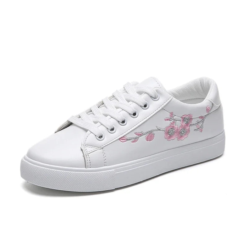 Kleine weiße Damenschuhe mit besticktem Muster, lässig geschnitten, mit flacher Sohle