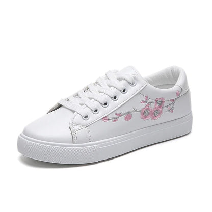 Kleine weiße Damenschuhe mit besticktem Muster, lässig geschnitten, mit flacher Sohle