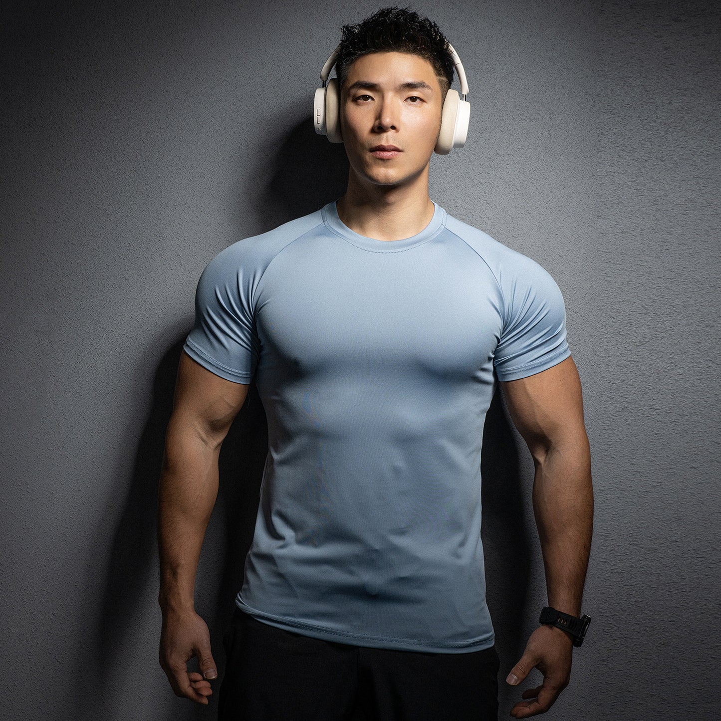 Nueva camiseta deportiva casual para hombre, de manga corta, elástica, de secado rápido y color sólido