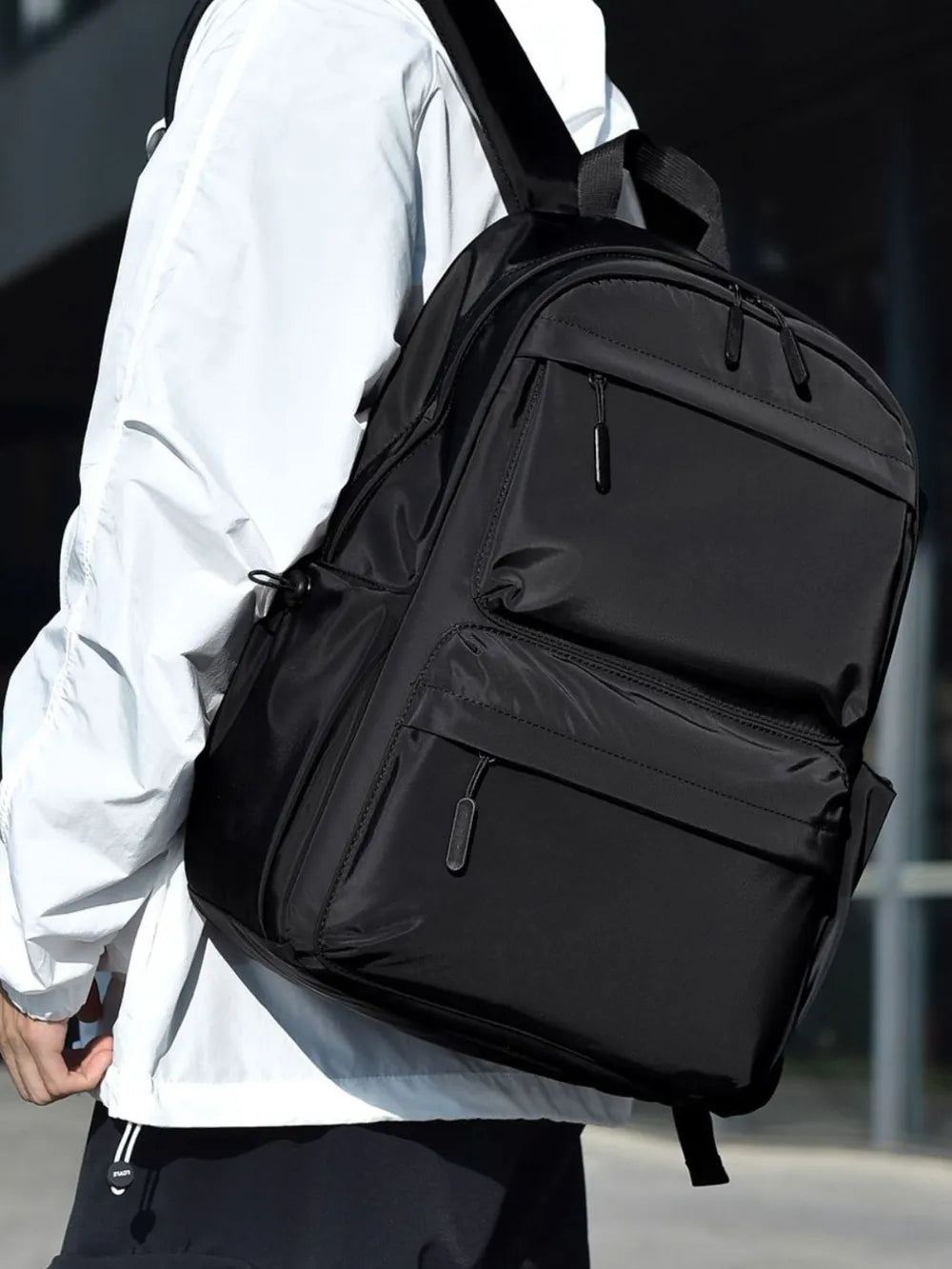 Mochila con múltiples bolsillos y correa ajustable