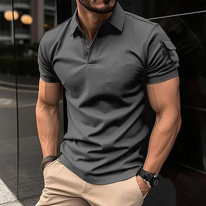 Polo con botones en el cuello y bolsillos en las mangas. Polo deportivo.