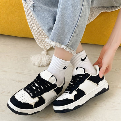 Sportschuhe mit dicker, atmungsaktiver Sohle
