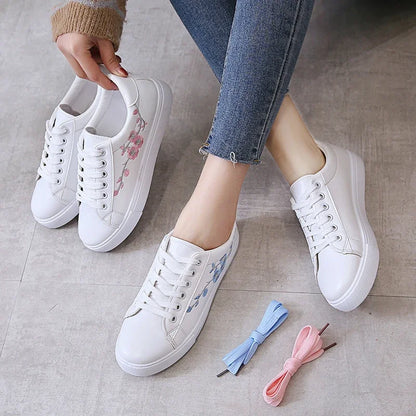 Kleine weiße Damenschuhe mit besticktem Muster, lässig geschnitten, mit flacher Sohle