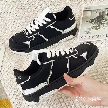 Sportschuhe mit dicker, atmungsaktiver Sohle