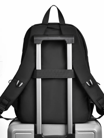 Mochila con múltiples bolsillos y correa ajustable