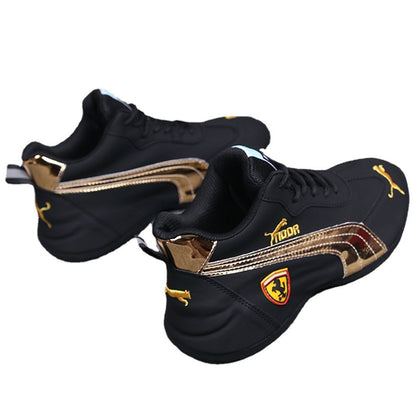 Paar Schuhe im gleichen Stil für Herren und Damen
