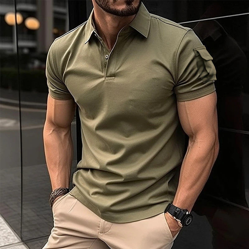 Polo con botones en el cuello y bolsillos en las mangas. Polo deportivo.