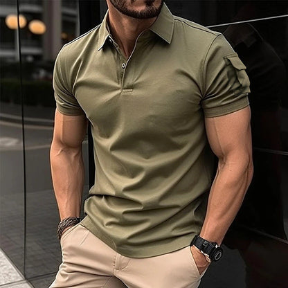 Polo con botones en el cuello y bolsillos en las mangas. Polo deportivo.
