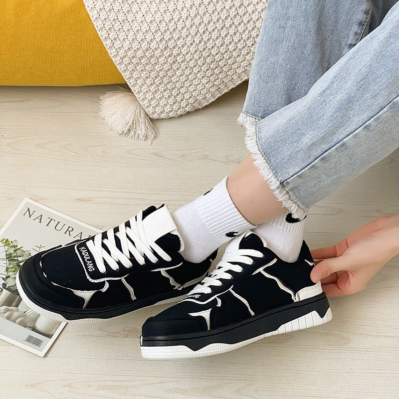 Sportschuhe mit dicker, atmungsaktiver Sohle