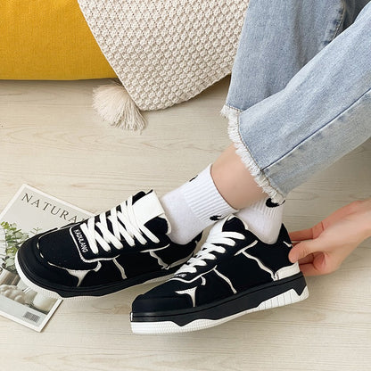 Sportschuhe mit dicker, atmungsaktiver Sohle