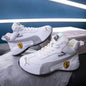 Paar Schuhe im gleichen Stil für Herren und Damen