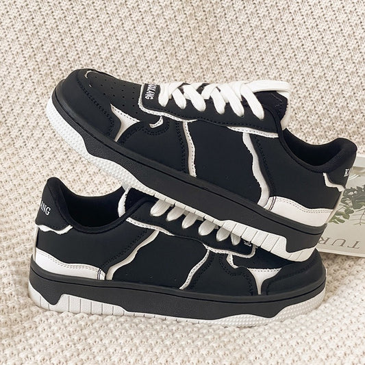 Sportschuhe mit dicker, atmungsaktiver Sohle