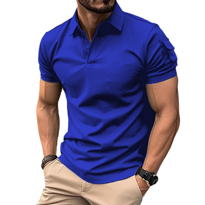 Polo con botones en el cuello y bolsillos en las mangas. Polo deportivo.