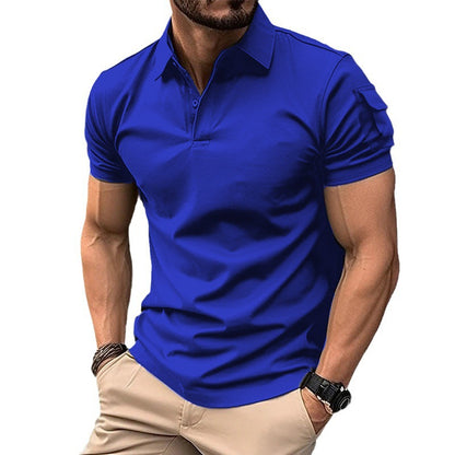 Polo con botones en el cuello y bolsillos en las mangas. Polo deportivo.