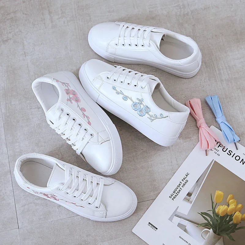 Kleine weiße Damenschuhe mit besticktem Muster, lässig geschnitten, mit flacher Sohle