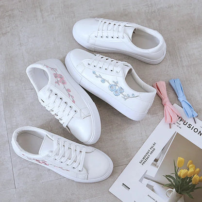 Kleine weiße Damenschuhe mit besticktem Muster, lässig geschnitten, mit flacher Sohle