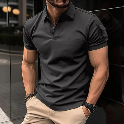 Polo con botones en el cuello y bolsillos en las mangas. Polo deportivo.