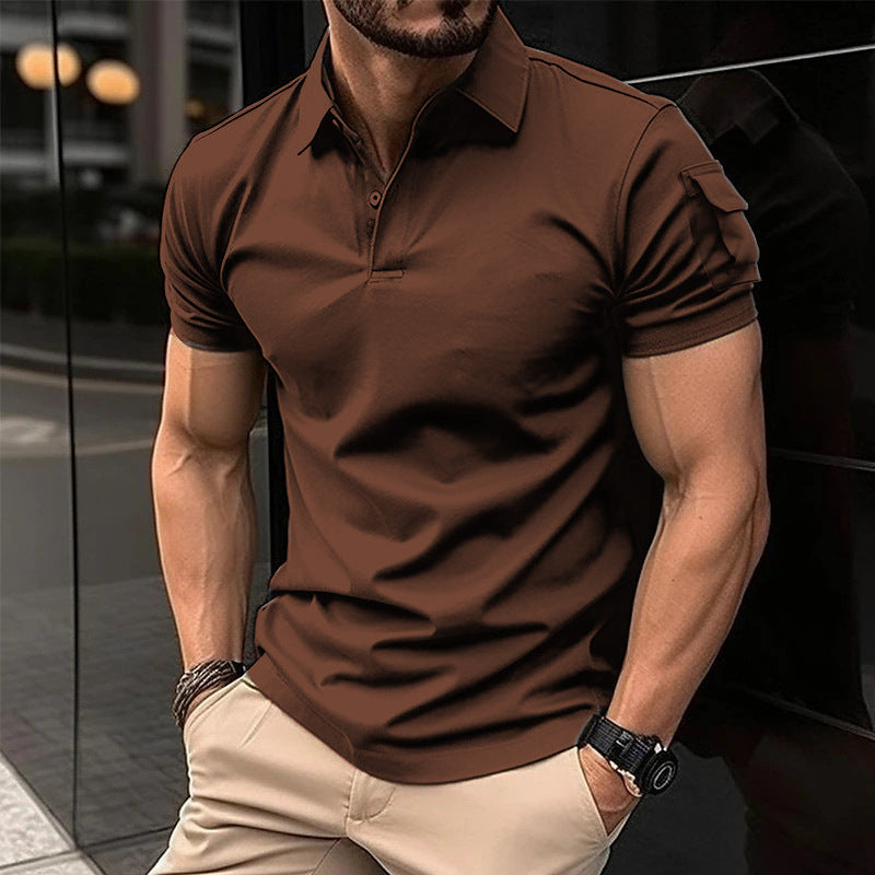 Polo con botones en el cuello y bolsillos en las mangas. Polo deportivo.